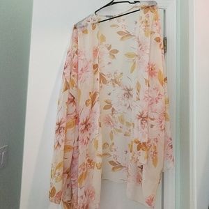 NWOT Beautiful Floral Kimono in sz L